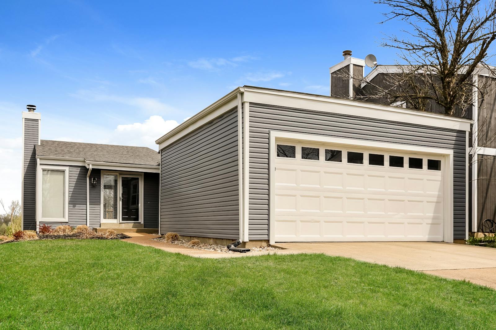 1565 Hollywood Ln, Florissant, MO 63033 Home for Rent 3 Beds, 2